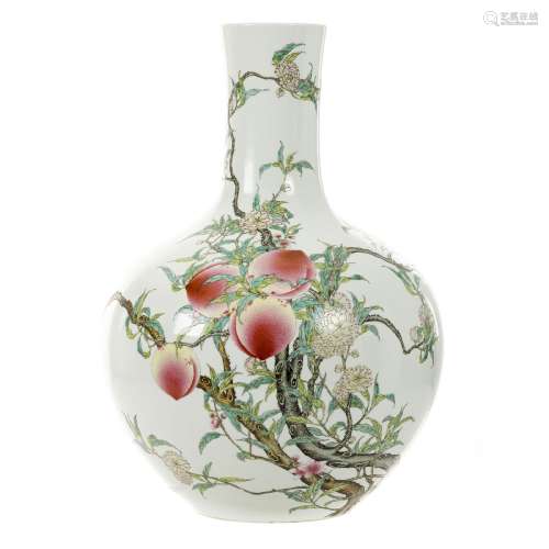 Chinese porcelain tianqiu 'peaches' vase