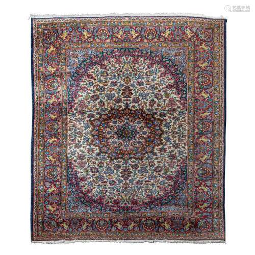 Tapis d'Orient. KIRMAN/PERSIEN, 20e siècle, 236x200 cm. ...