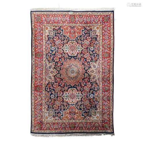 Tapis d'orient. MESCHED/PERSIEN, 20e siècle, 285x196 cm....