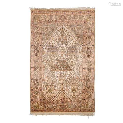 Tapis d'Orient en soie. HEREKE, 20e siècle, 200x129 cm. ...