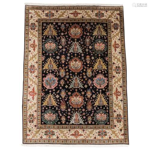 Tapis d'Orient. AZERIN, 20e siècle, 365x252 cm. Le tapis...