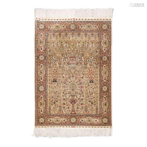 Tapis d'Orient en soie. HEREKE, 20e siècle, 140x100 cm. ...