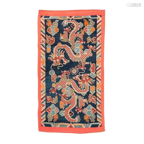 Tapis de dragon. TIBET, 1ère moitié du 20e s., 154x88 cm. Le...