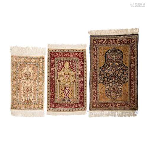 3 tapis d'Orient en soie. HEREKE, 20e s. : 1.) 105x70 cm...