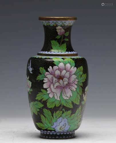 A CLOISONNE ENAMELED PEONY ENGRAVED GUANYIN VASE