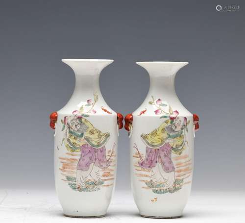 PAIR OF THE REPUBLICAN PERIOD FAMILLE ROSE VASES