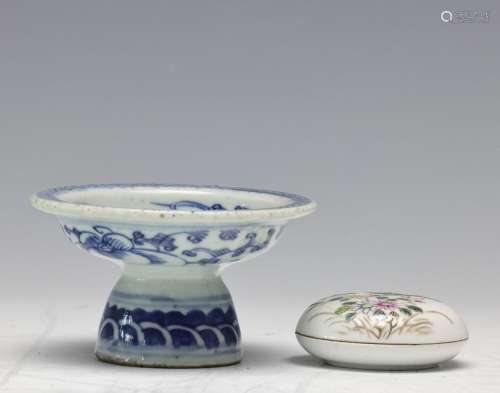 A SET OF PORCELAIN OBJECTS