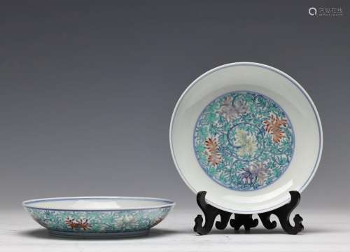 QING, PAIR OF GUANWARE DOUCAI FLORAL PLATES
