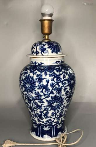 BLUE AND WHITE INTERTWINING FLOWERS PORCELAIN LAMP