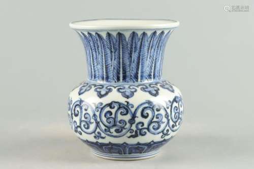 MING, BLUE AND WHITE PORCELAIN BIN