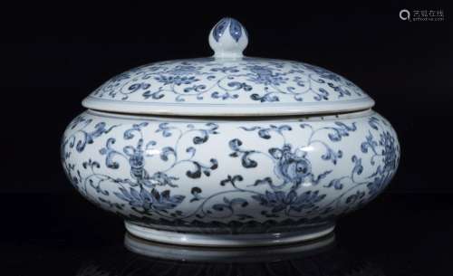 MING, BLUE AND WHITE FLOWER-INTERTWINING LIDDED JAR