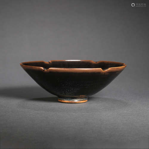 CHINESE SONG DYNASTY BLACK GLAZED FLOWER MOUTH CUP
