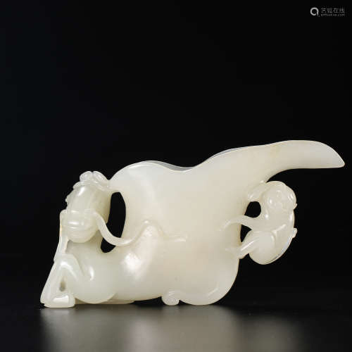 CHINESE QING DYNASTY HETIAN JADE ORNAMENTS