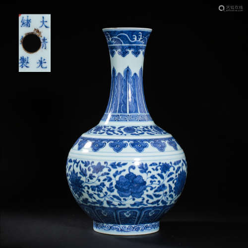 CHINESE LATE QING DYNASTY BLUE AND WHITE PORCELAIN VASE