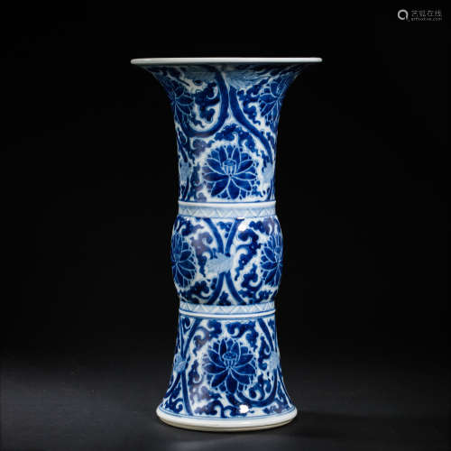 CHINESE LATE QING DYNASTY BLUE AND WHITE VASE