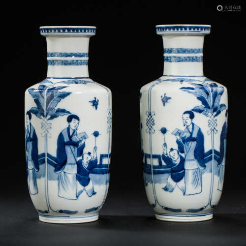 A PAIR OF CHINESE LATE QING DYNASTY BLUE VASES