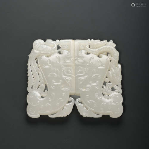 A SET OF CHINESE MING DYNASTY HETIAN JADE PENDANTS