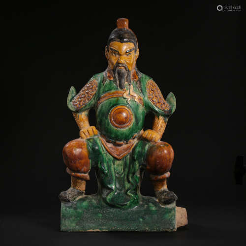 CHINESE MING DYNASTY THREE-COLORED FIGURE SEATED STATUE