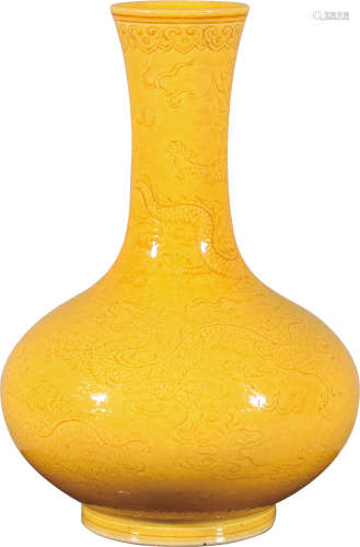 清.道光黄釉暗刻龙纹天球瓶