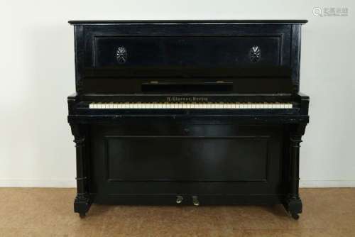 Piano in zwartlak kast, adres H. Glaeser