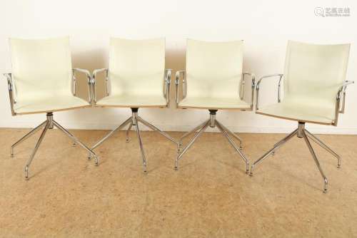 4 stoelen, naar Eames.