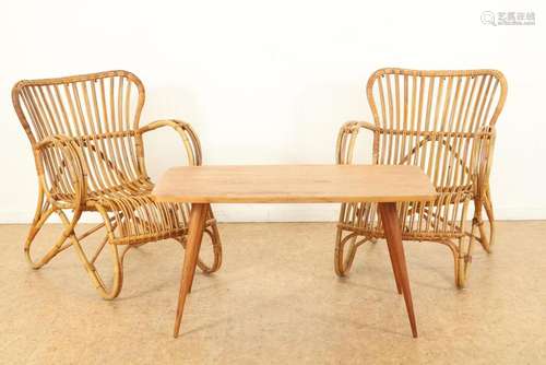 Rotan stoelen met tafel