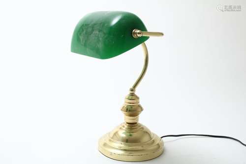 Messing bureaulamp met groenglazen kap