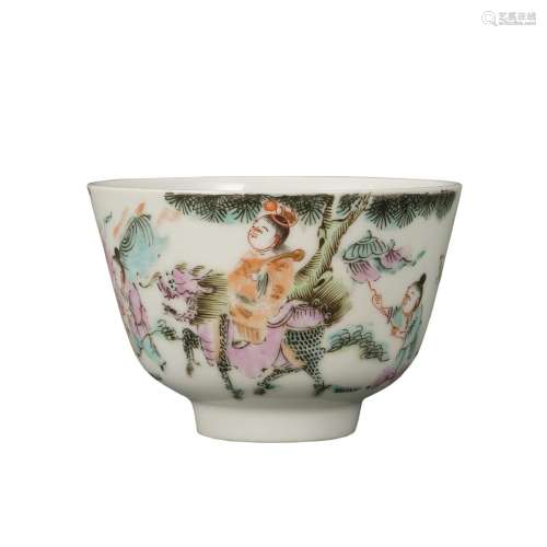 A FAMILLE-ROSE 'FIGURES' CUP