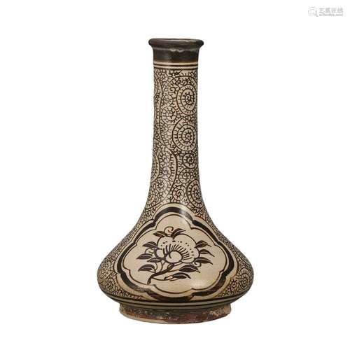 A BLACK AND WHITE DECORATIVE FLORAL VASE