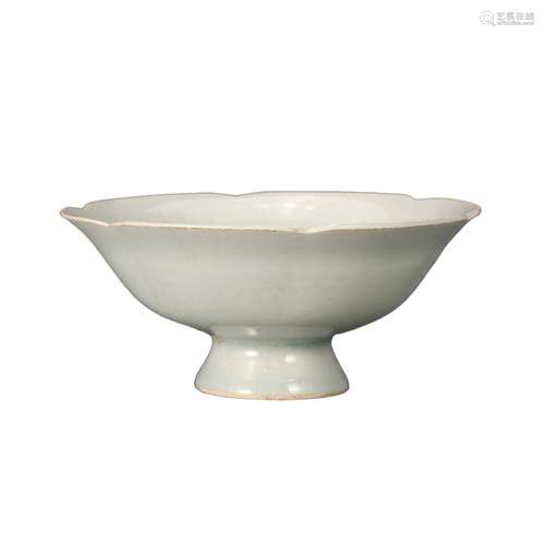 A WHITE-GLAZED STEM CUP