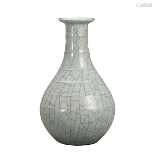 A WHITE-GLAZED VASE