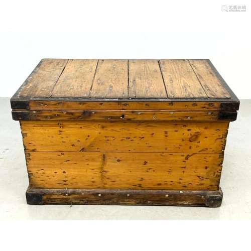 SLATTED WOOD CHEST TRUNK. DECORATED INTERIOR LID. FITTED INT...