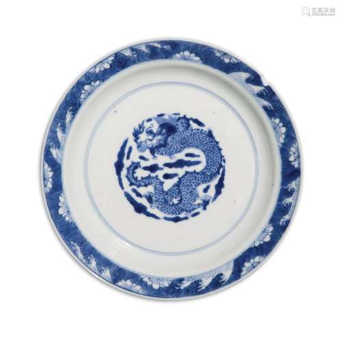 A blue and white 'dragon' dish, Qing dynasty, Kangxi...
