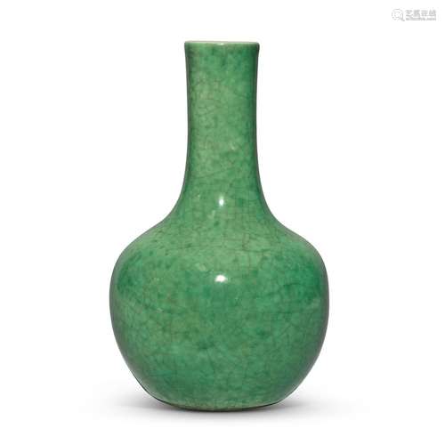 An apple-green-glazed vase, Qing dynasty, 19th century | 清十...