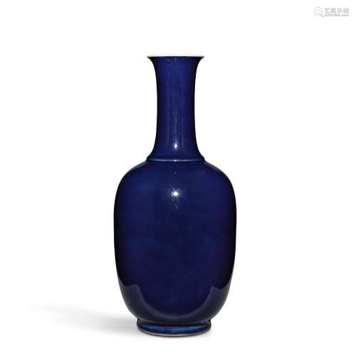 A blue-glazed bottle vase, Qing dynasty, 19th / 20th century...
