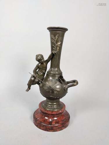 D'après FERRAND Ernest Justin <br />
Vase en bronze  sur le ...