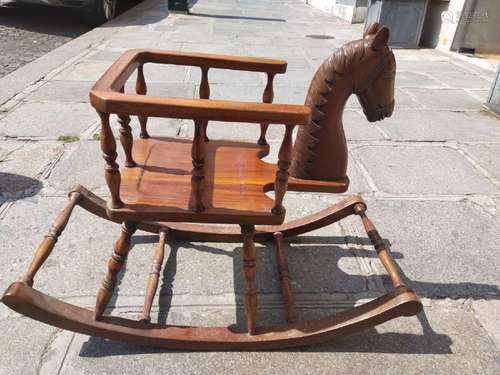 Cheval à bascule en bois<br />
XXème siècle