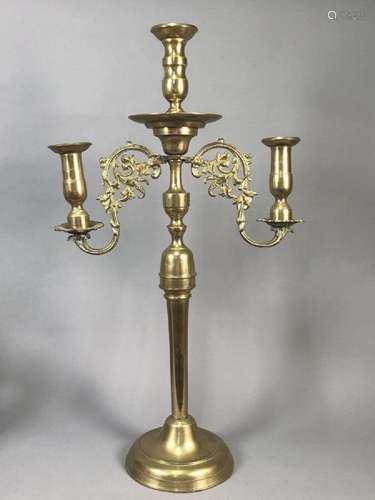 Grand chandelier à 3 branches en laiton<br />
Haut. : 78cm