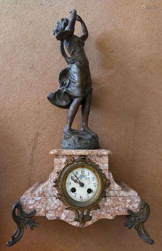 Pendule en marbre rose, ornée d'une sculpture de femme dansa...