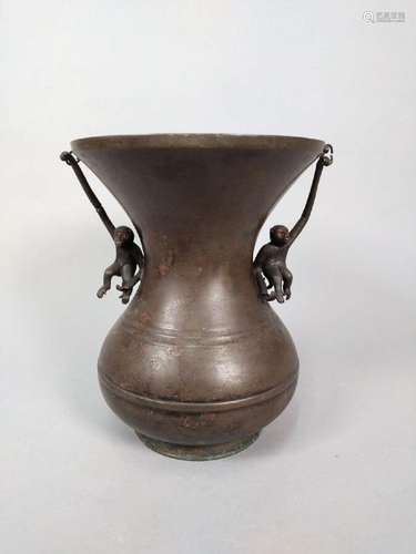 Vase en bronze <br />
Japon, début du XXème siècle<br />
La ...