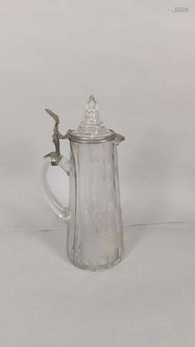 Carafe en cristal de bohème<br />
Haut. : 33 cm