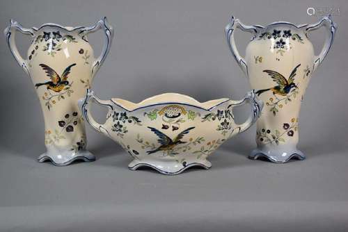 LONDCHAMPS<br />
Garniture en porcelaine  à décor polychrome...