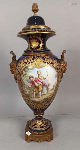 Dans le gout de SEVRES<br />
Vase couvert en porcelaine à dé...