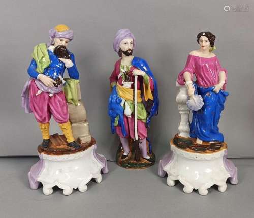 Suite  de Trois statuettes en porcelaine polychrome :  perso...