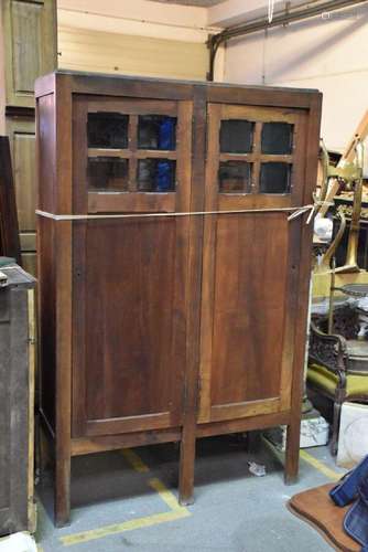 ARMOIRE VITRINE en bois teinté ouvrant par deux portes, la p...