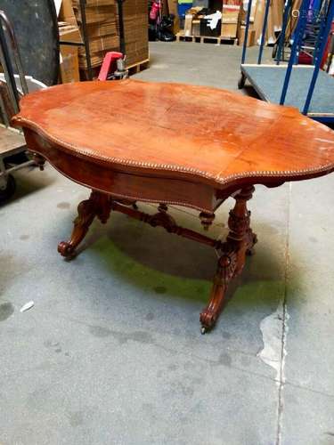 Lot de meubles : guéridon, banquette, table