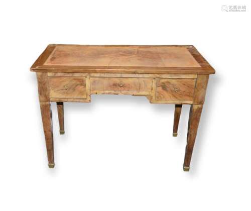 BUREAU PLAT en bois naturel ouvrant par trois tiroirs, les p...