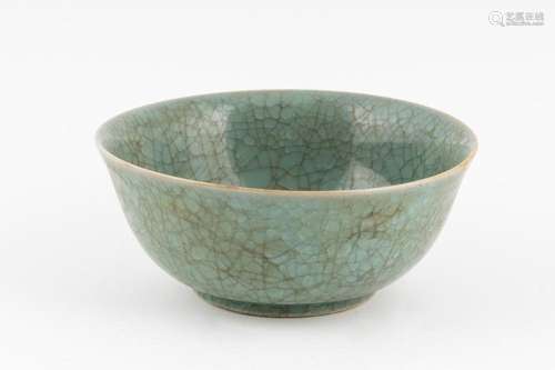 A crackle glazed Longquan celadon bowl. 7 in. (18 cm)