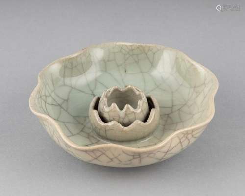 A crackle glazed lotus bowl, 8 in. (20.3 cm)