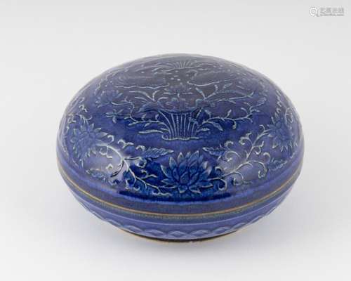 A cobalt blue covered lenticular bowl, 8 1/2 in. (21.5 cm)